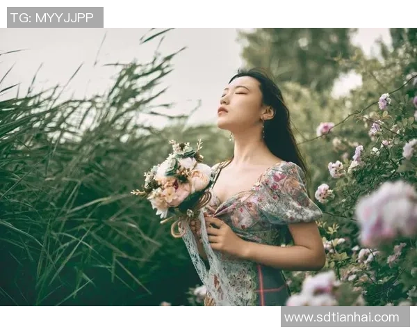 三位足球明星头像女孩展现运动魅力与青春风采,激励女性勇敢追梦 三位足球明星头像女孩展现运动魅力与青春风采,激励女性勇敢追梦