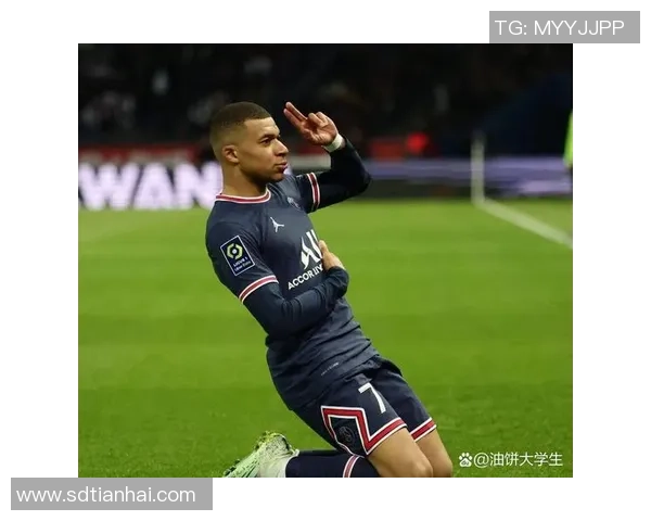 世界杯足球球星时尚穿搭解析展现场外魅力与个性风采