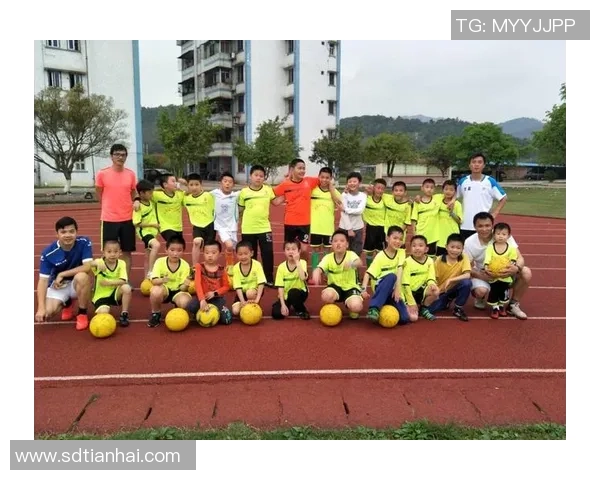 两个女生对话猜足球球星是谁揭示了她们对足球的兴趣与认知差异 两个女生对话猜足球球星是谁揭示了她们对足球的兴趣与认知差异