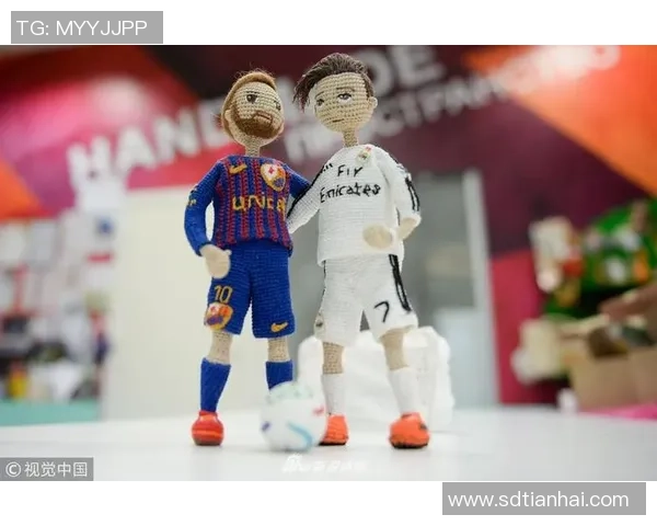 热门足球球星参赛造型精美挂件收藏爱好者必备限量周边推荐